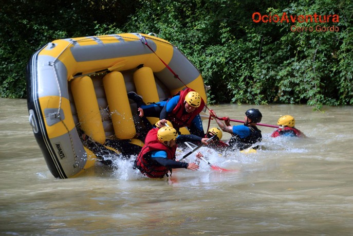 Vuelco de una balsa de rafting en aguas bravas