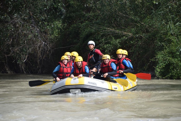 Grupo haciendo rafting en el río Genil